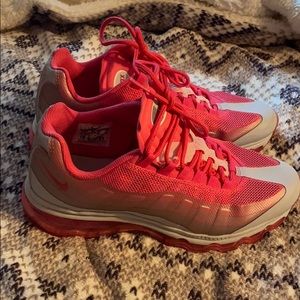 Air Max size 5.5kids/women’s 7 shoes.